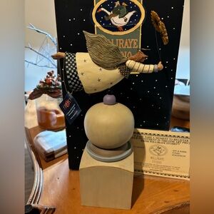 Williraye WW5004 Garden Finial Angel with Sunflowers